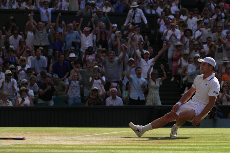 Fery reaches Wimbledon semifinals after meeting queen